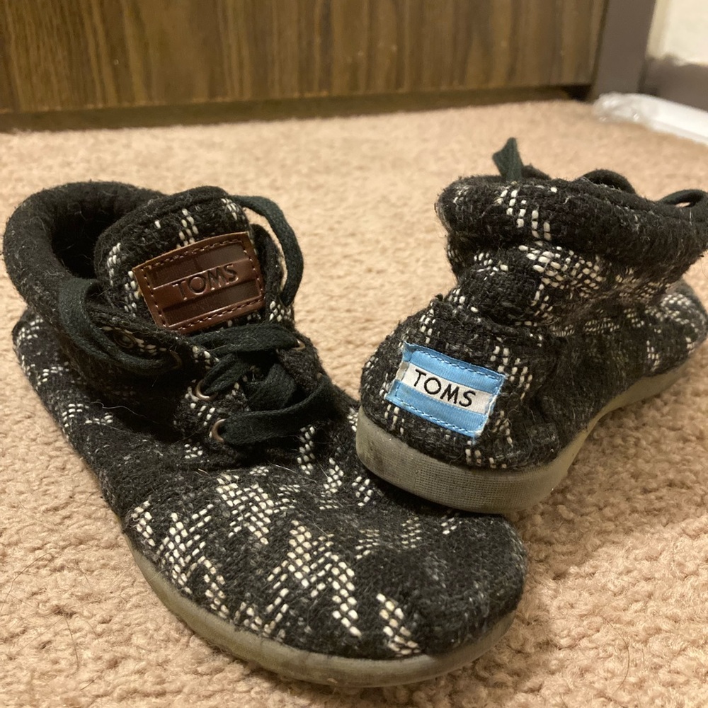 Black and white soft tennis shoes